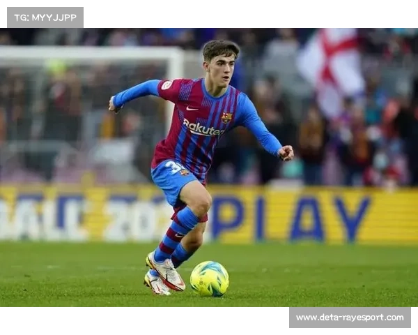 特写：吉鲁替补席指导年轻球员，展现老将领袖风范